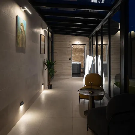 Luxury Salt & Stone With Area In Villa