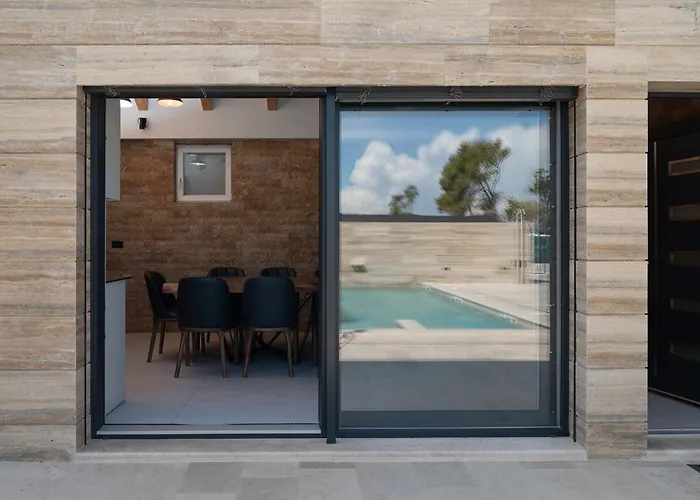 Luxury Salt & Stone With Area In Nin