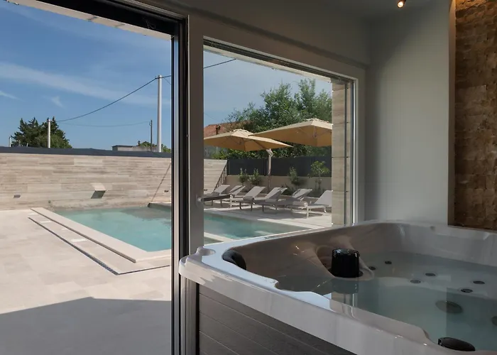 Luxury Salt & Stone With Area In Nin