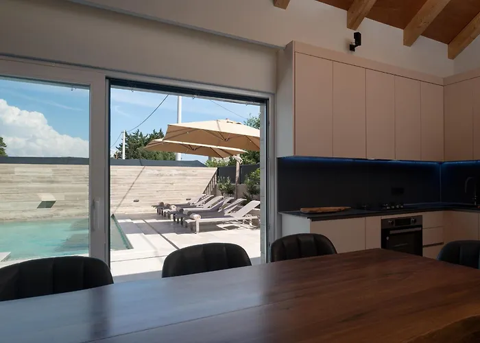 Luxury Salt & Stone With Area In