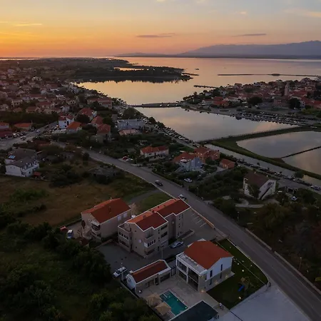 Luxury Salt & Stone With Area In 别墅