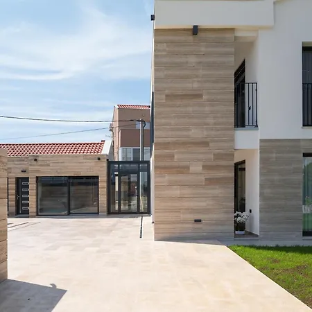Luxury Salt & Stone With Area In Nin