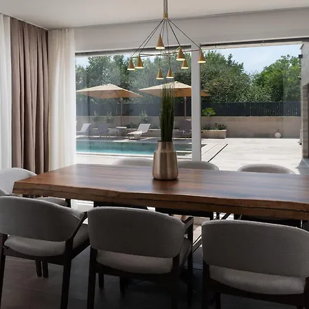 Luxury Salt & Stone With Area In Villa *
