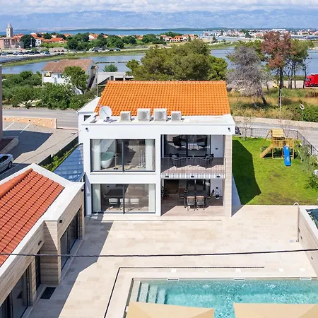 Luxury Salt & Stone With Area In