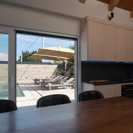 Luxury Salt & Stone With Area In