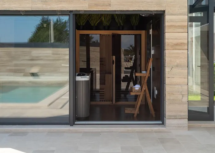 Luxury Salt & Stone With Area In Nin