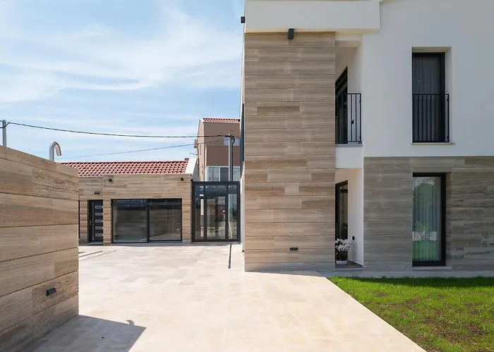 Luxury Salt & Stone With Area In Nin